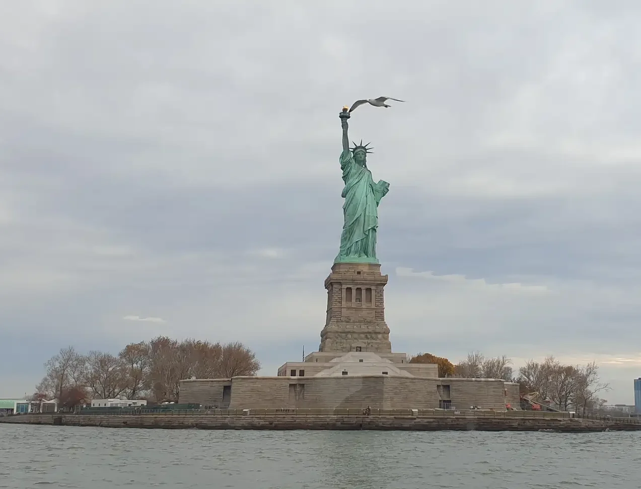 immagine iconica della Statua della Libertà, simbolo di New York e degli Stati Uniti.