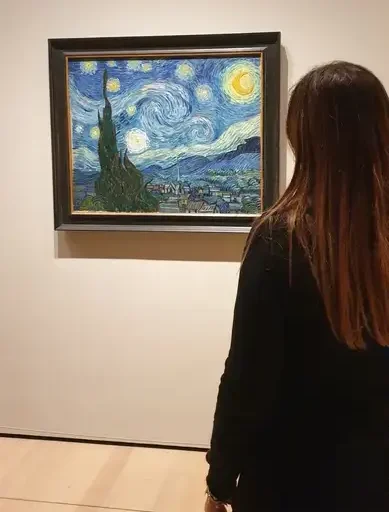 immagine del celebre quadro "La Notte Stellata" di Vincent van Gogh, una delle opere più amate esposte al Museum of Modern Art (MoMA) di New York.