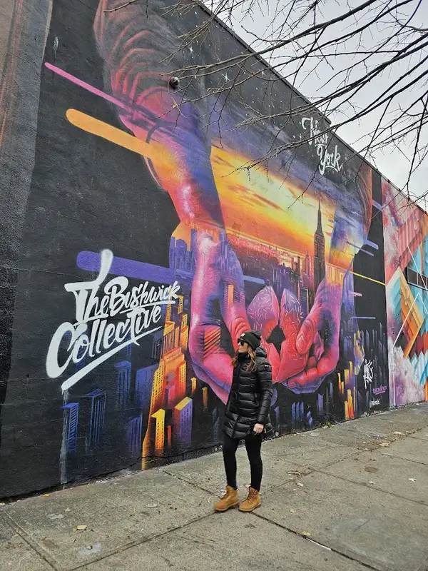 Immagine che mostra uno dei vivaci murales del "The Bushwick Collective" a Brooklyn, un'icona dell'arte urbana e tra le cose da vedere a New York.
