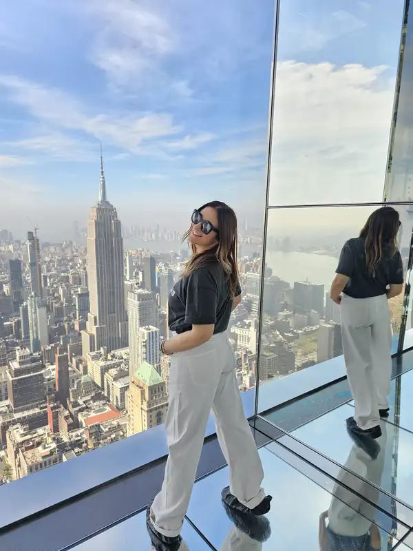 vista mozzafiato di New York dall'alto di un grattacielo, un'esperienza imperdibile per chi visita la città.