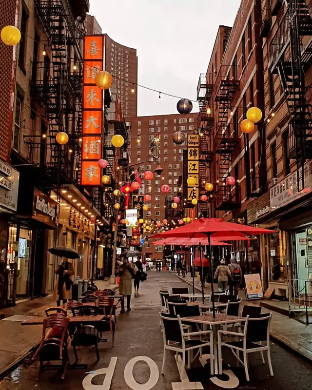 Immagine vibrante di Chinatown a New York, un quartiere unico e affascinante da scoprire durante il tuo viaggio nella Grande Mel