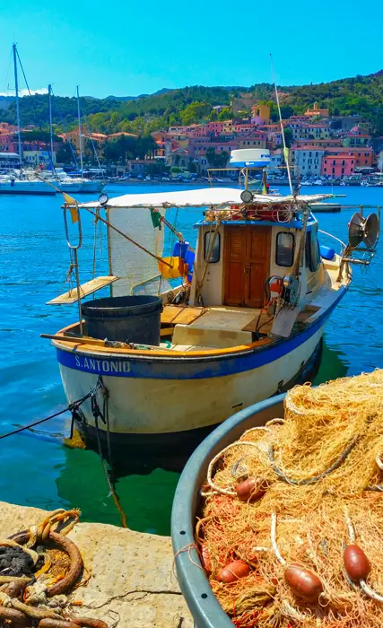 L’Elba è la più grande delle isole del Parco Nazionale dell’Arcipelago Toscano ed è un territorio ricco di storia, civiltà e natura. Ci si arriva con un’ora di traghetto dalla terraferma. Per gli amanti del mare è sicuramente perfetta; un paradiso per i sub. Le sue spiagge sono principalmente di roccia o sasso, tranne nella zona di Marina di Campo, caratterizzata da una sabbia chiara di origine granitica. Ma l’Elba non è solo questo!